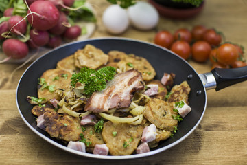 Geröstete Knödel aus der Pfanne