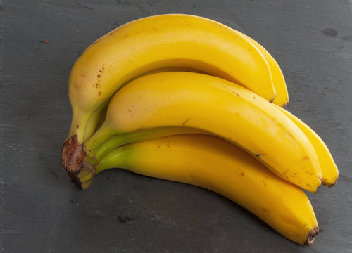 Bananes sur fond d'ardoise