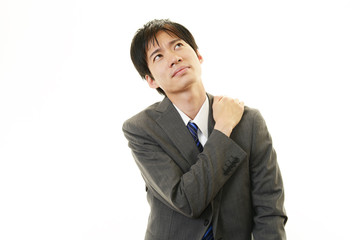 肩痛を訴えるビジネスマン