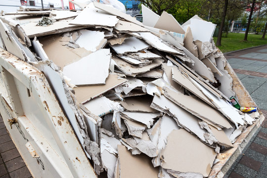 Bauschutt. Gipskartonplatten im Container