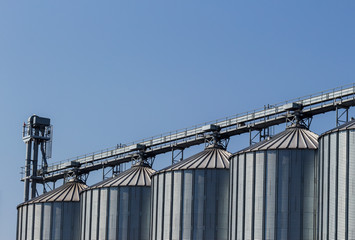 Silos in einem Lagerhaus