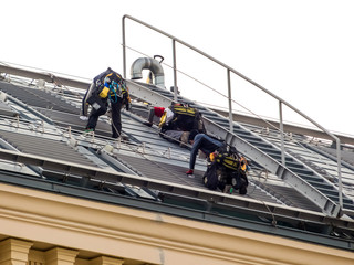 Dachdecker bei der Arbeit am Dach