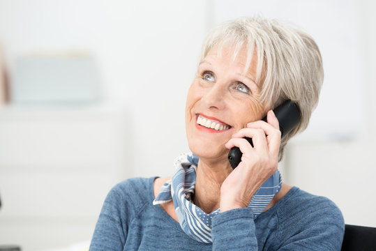l&auml;chelnde rentnerin am telefon