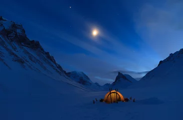 Gartenposter Tent in the mountains on a winter night in Lapland. © sanderstock