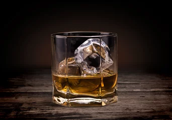 Fotobehang Glazen whisky op hout achtergrond. © primopiano