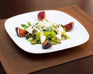 Salad with figs and parmesan cheese
