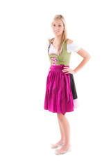 Frau in Tracht stemmt Hände in die Hüfte