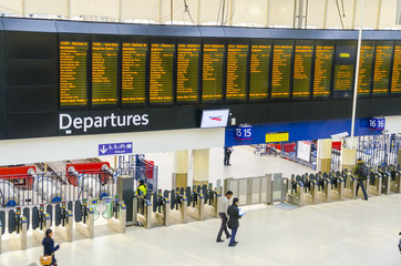 Fototapeta premium Rozkład lotów przy odlotach - stacja kolejowa Waterloo, Londyn, Wielka Brytania