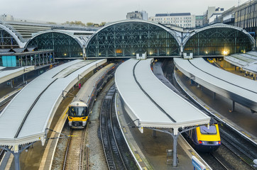 Obraz premium Train leaves Paddington railway station in London, UK