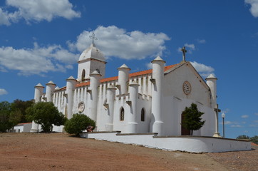 weiße Kirche in Mina da Sao Domingo im Alentejo