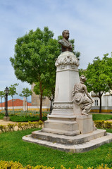 Fototapeta na wymiar Denkmal im Park von Evora