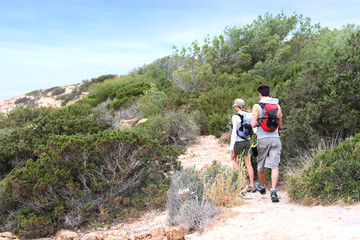 Fototapeta premium Couple on a hiking day by the sea