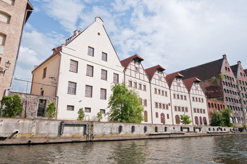 Naklejka premium Old and renovated buildings over Motlava River in Gdansk, Poland