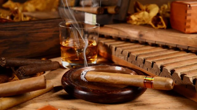 Whisky und Tabak - Zigarre qualmt