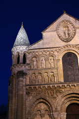 Fototapeta na wymiar fragment elewacji z Notre-Dame la Grande w Poitiers