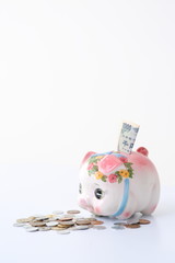 お金と貯金箱