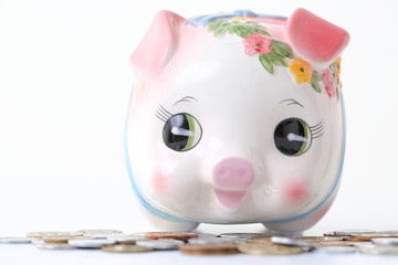 お金と貯金箱
