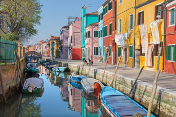 Fototapeta na wymiar Wenecja - Domy nad kanałem od Burano Island