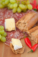 Baguette mit Käse und Weintrauben