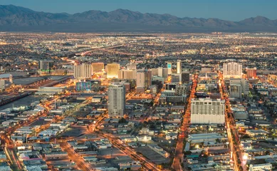 Poster Im Rahmen Las Vegas Downtown - Luftaufnahme von generischen Gebäuden vor der Sonne © Mirko Vitali