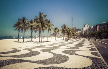 Photo sur Plexiglas Copacabana, Rio de Janeiro, Brésil Palmiers sur la plage de Copacabana à Rio de Janeiro