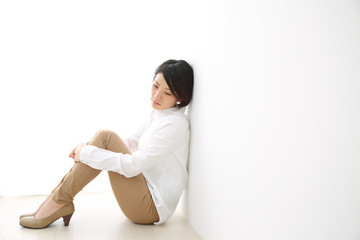 体育座りで孤独な女性