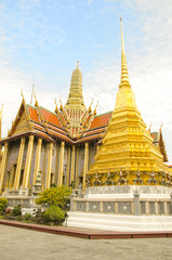 Fototapeta premium The majestic Grand Palace in Bangkok