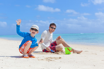 Fototapeta premium family building sand castle