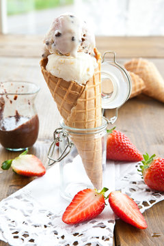 Eiscreme in Waffel mit Schokosauce