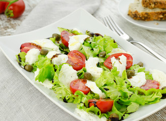 Lettuce salad with tomatoes and mozzarella