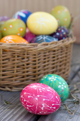 Osternest mit bunten Eier