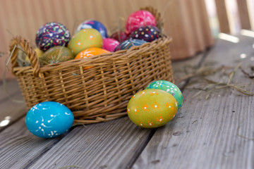 Osternest mit bunten Eier