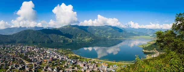 Crédence en verre imprimé Népal La ville touristique populaire de Pokhara et le lac Phewa