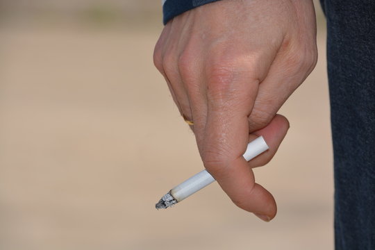 fumando un cigarrilo