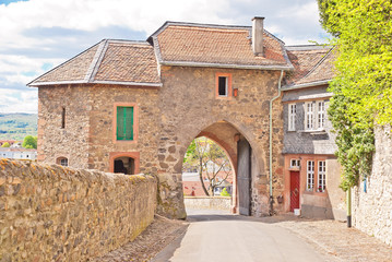Fototapeta na wymiar Wewnątrz bramy strzeże zamku Friedberg w Werrerau