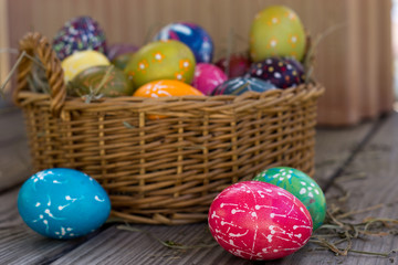 Osternest mit bunten Eier