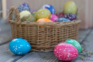 Osternest mit bunten Eier