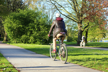 Naklejka premium Fahrradweg im Park