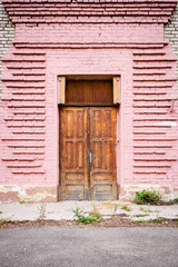 Obraz na płótnie Canvas Door in a pink wall