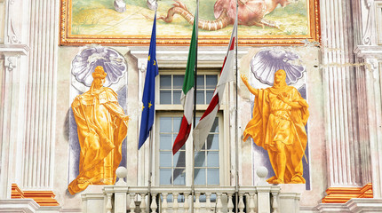 Fototapeta premium Fachada decorada de un palazzo en Génova, Italia