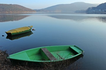 Zwei Angelboote am Ufer des Edersees