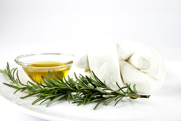 Rosmarino, l'olio d'oliva e mozzarella di bufala fresca