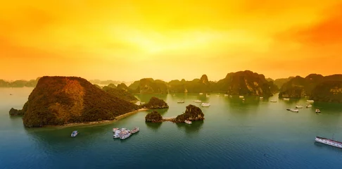 Zelfklevend Fotobehang Vietnam Halong Bay prachtige zonsondergang landschap achtergrond © Banana Republic