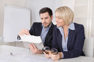 Business Team: Mann und Frau in Besprechung