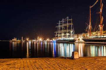Voiliers dans le port la nuit
