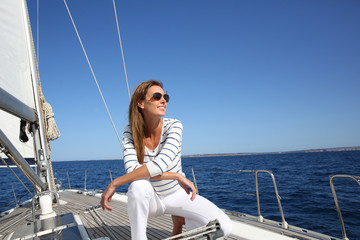Attraktive moderne Frau, die Segelkreuzfahrt genießt