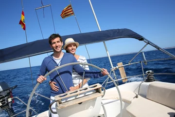 Crédence de cuisine en verre imprimé Naviguer Couples heureux appréciant le voyage sur le voilier