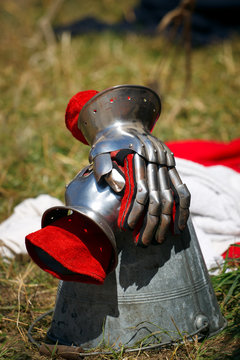 Medieval Knight Gloves, red leather