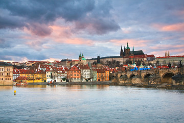 Fototapeta na wymiar Most Karola, Zamek Praski i katedra.