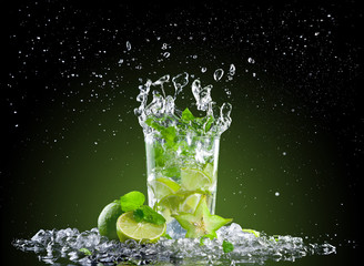 Fototapeta na wymiar Ice mojito drink with splash